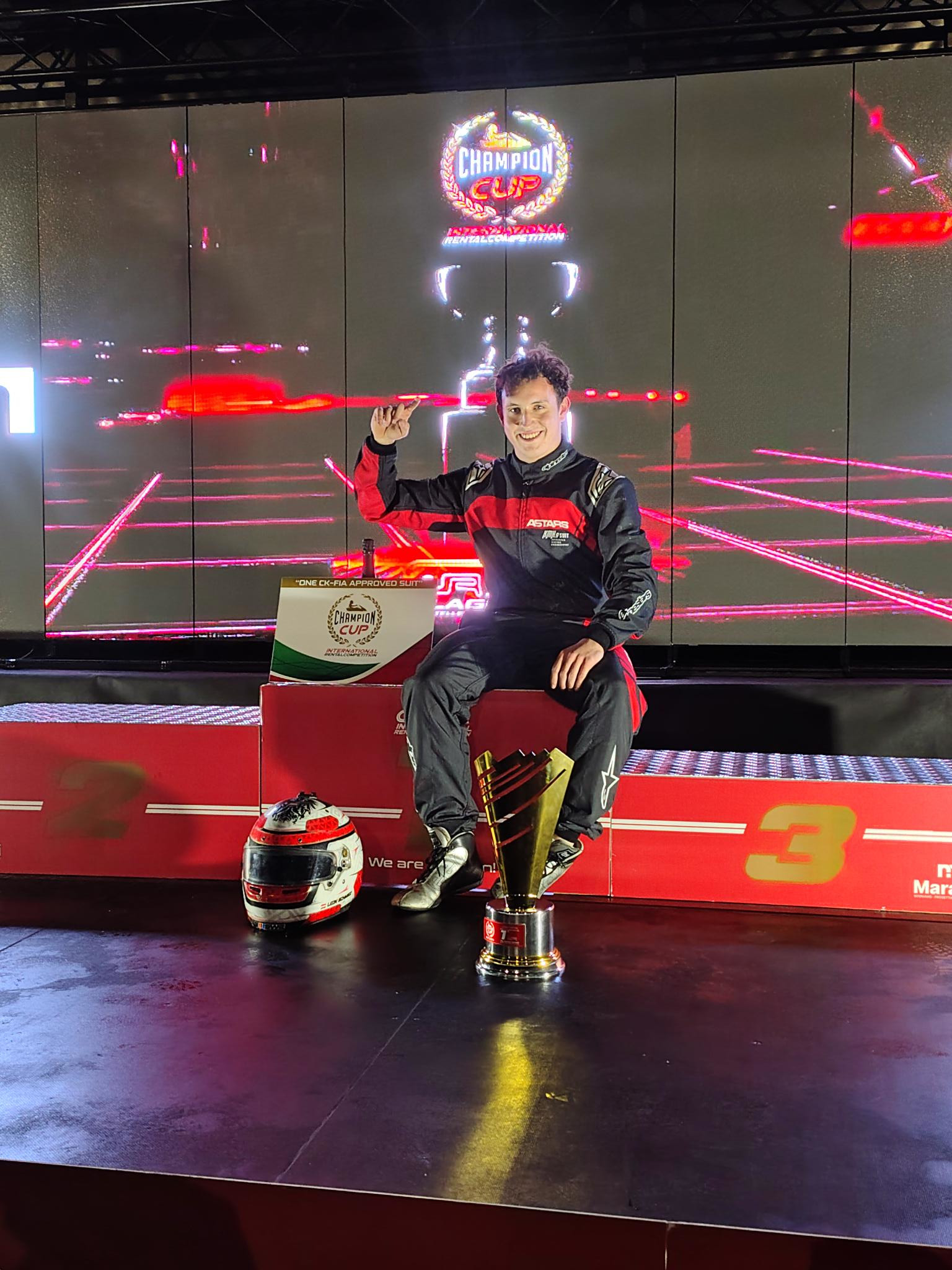 Leon Schmied, österreichischer Kart-Rennfahrer, mit Pokal auf dem Podium